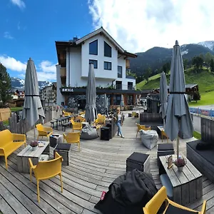 Skill Mountain - Und Bike Im Sommer Mit Joker Card Hostel